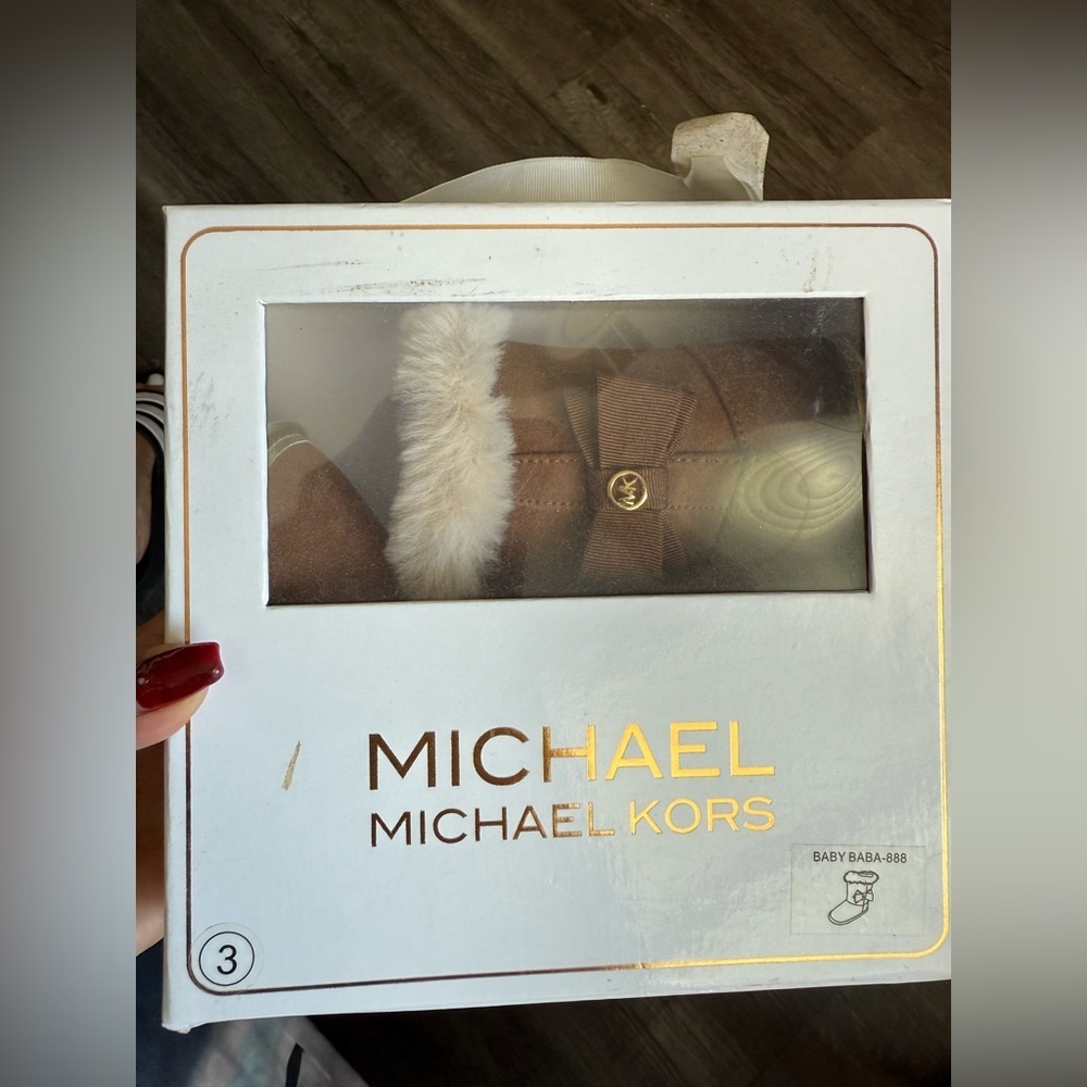 Michael Kors Baby Boots Size 3 Tan Faux Fur Bow Cozy Winter NWT - Picture 6 of 7